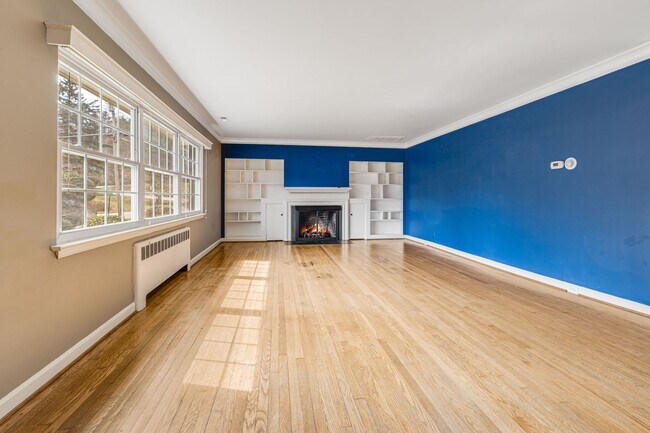 Building Photo - Bright & Inviting 2-Bedroom Home with Fenced-In Yard, Garage & Lawn Care Included