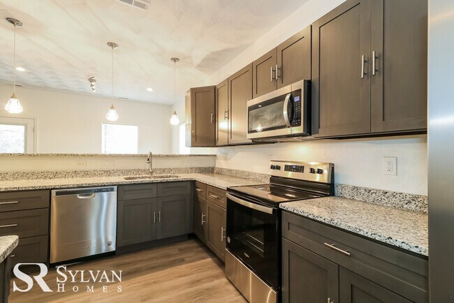 Building Photo - Charming 4BR 2.5BA home that is move-in ready