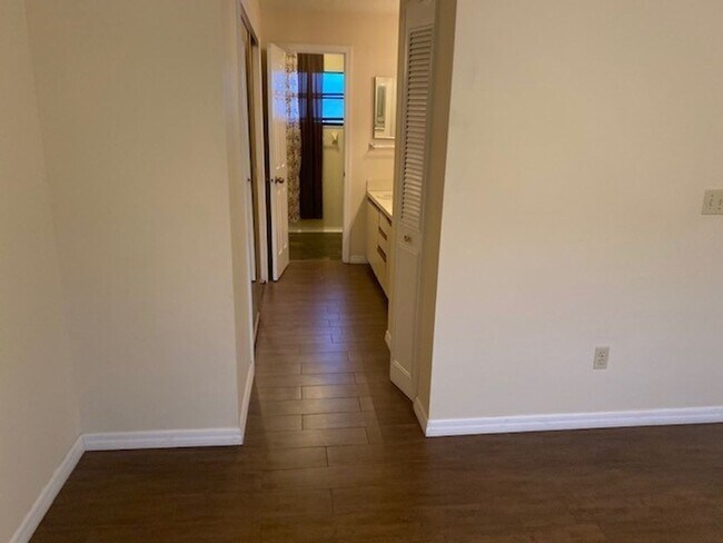 Building Photo - 1604 Sunside Square