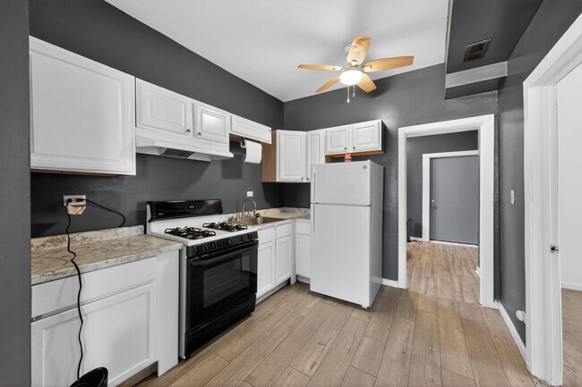 Foto del edificio - 1144 W 68th St