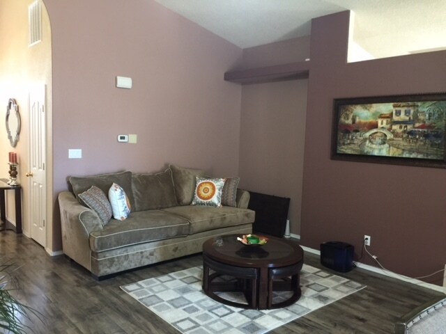 Building Photo - 3 Bedroom, 2 Bathroom Home near Unser & La...