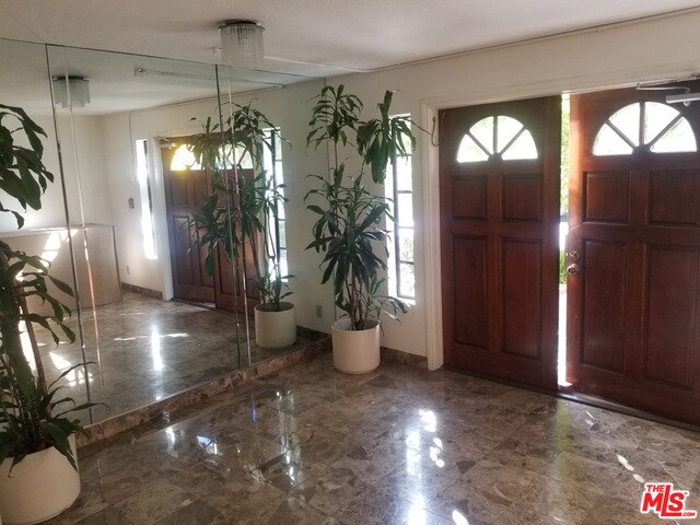 Foto del edificio - 10620 Eastborne Ave