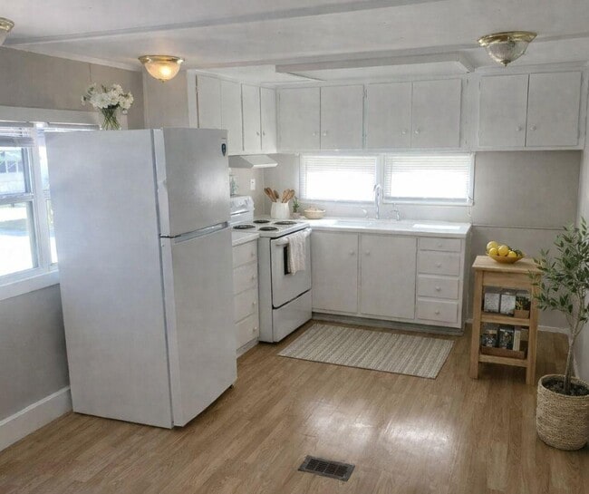 Building Photo - 6 Circle Dr