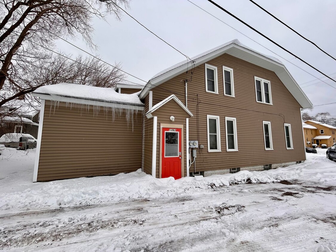 Foto principal - One Bedroom Duplex in Muskegon - All Utilities Included!