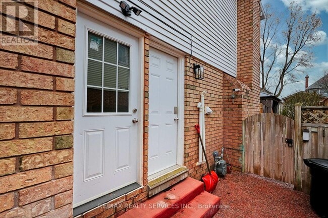 Building Photo - 8 Yeoman Dr