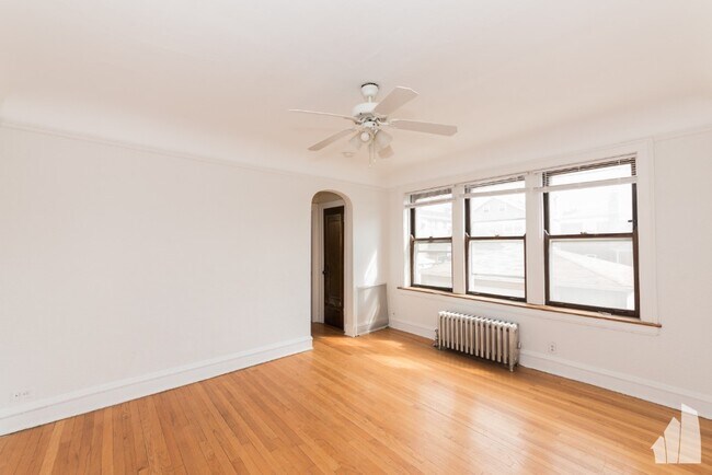 Building Photo - 2631 W Berwyn Ave
