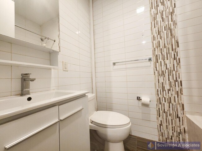 Foto del edificio - 4230 Broadway