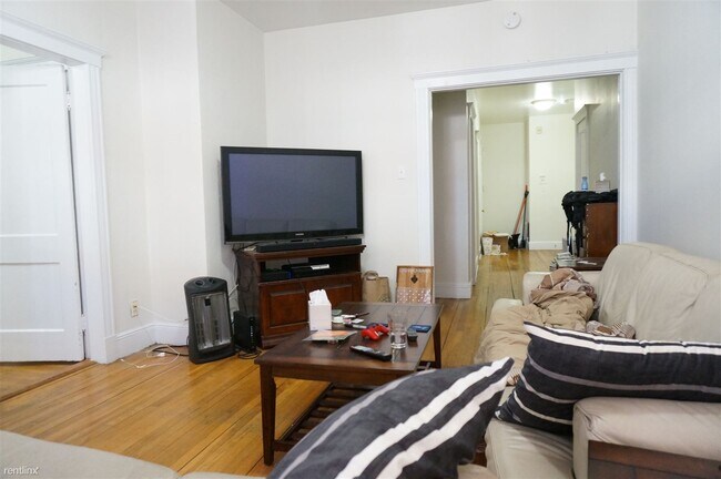 Building Photo - 2 br, 1 bath  - 3 Carol Ave Apt 104 4