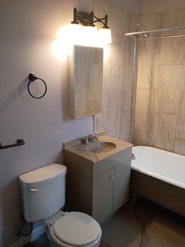 Photo - 611 E 76th St (Chicago, IL) Apartment