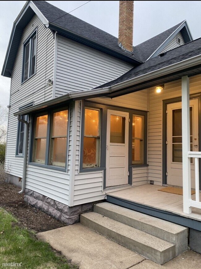 Building Photo - 3 br, 1 bath Duplex - 109 Saint Louis Stre...