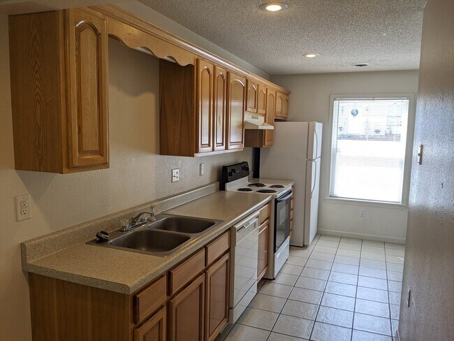 Building Photo - 465 Hilltop Dr SW