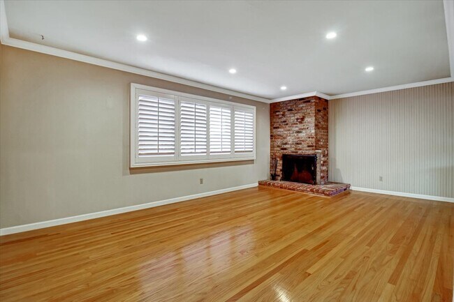 Building Photo - 884 Wagoner Dr