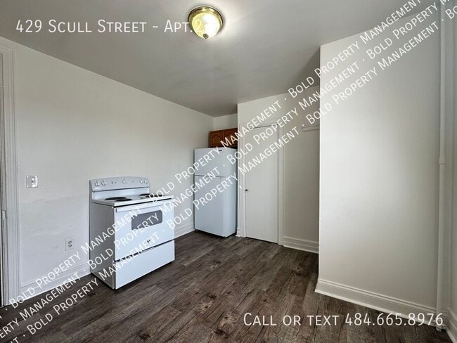 Building Photo - 429 Scull St