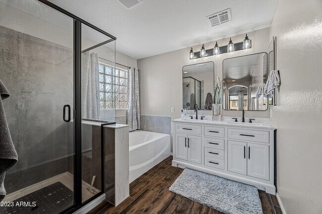 Foto del edificio - 15046 W Sells Dr