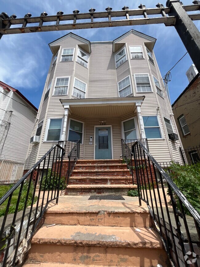 Building Photo - 134 Wilkinson Ave