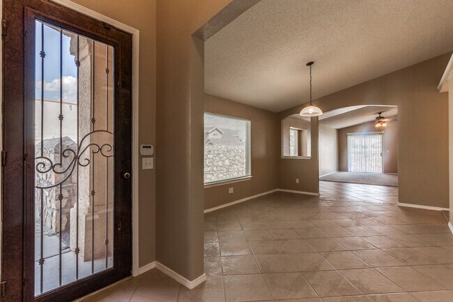 Foto del edificio - Refreshing 3 Bedroom Property with REFRIGERATED AIR 20 minute drive to Fort Bliss