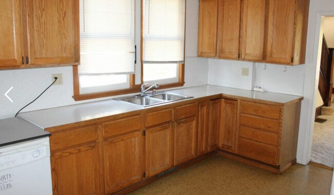 Foto del edificio - 5 bedroom, 2 bath home available in York neighborhood!