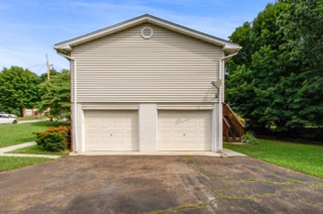 Photo - Knoxville 37934 - Split-level Home with 4 Bedrooms, 2 Baths & a 2-car garage. Call Lisa Vineyard ...