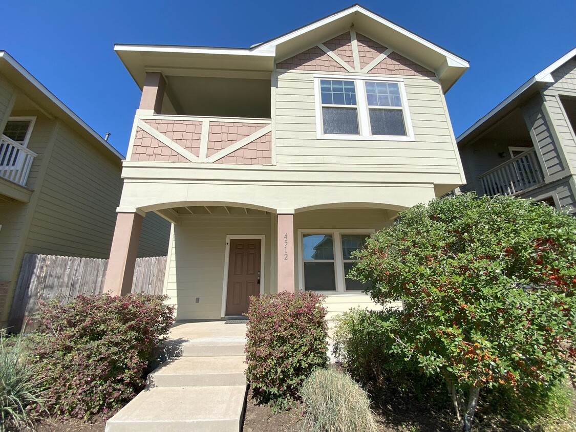 Primary Photo - Modern Comfort Meets Ideal Location - 3BR/...