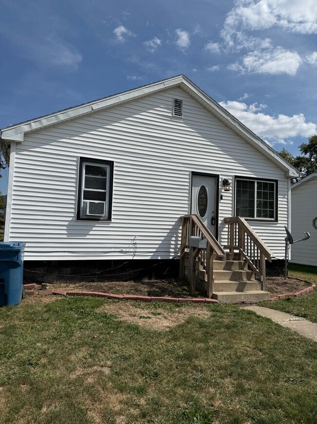 Building Photo - 3 Bed 1 Bath House located in Hoopeston, IL