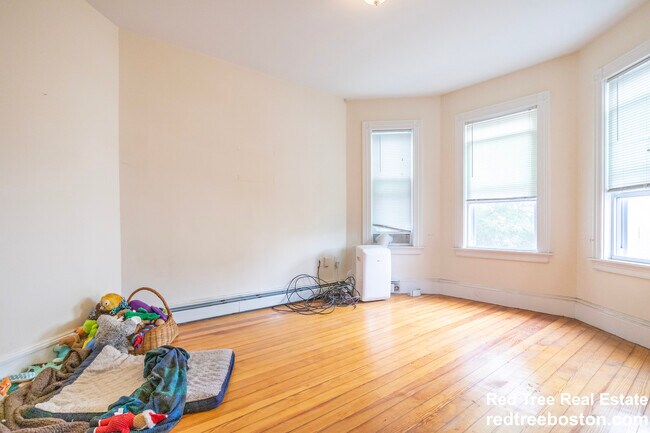 Building Photo - 15 Romsey St