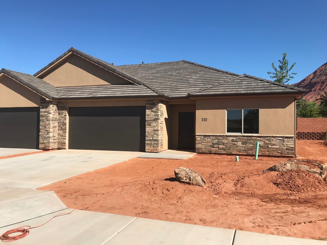 Primary Photo - Like new 3 bedroom 2 bath Duplex in Ivins!!