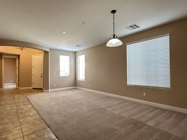 Building Photo - 300 W Wisteria Pl