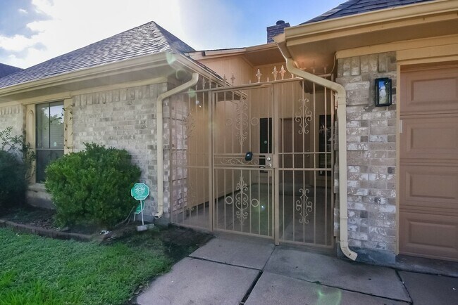 Foto del edificio - 14418 Royal Hill Dr