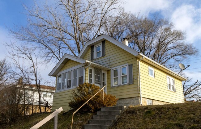 Building Photo - 3 Bedroom Single Family