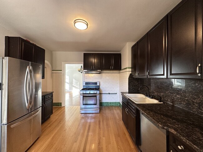 Foto del edificio - 1527 W Pratt Blvd