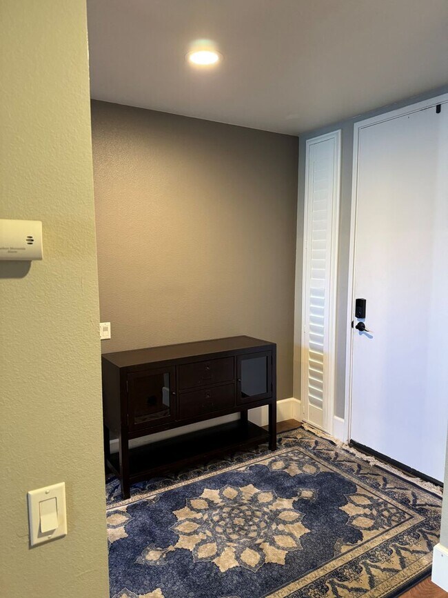 Foto del edificio - Gorgeous 3-Bedroom House in Gold River wit...