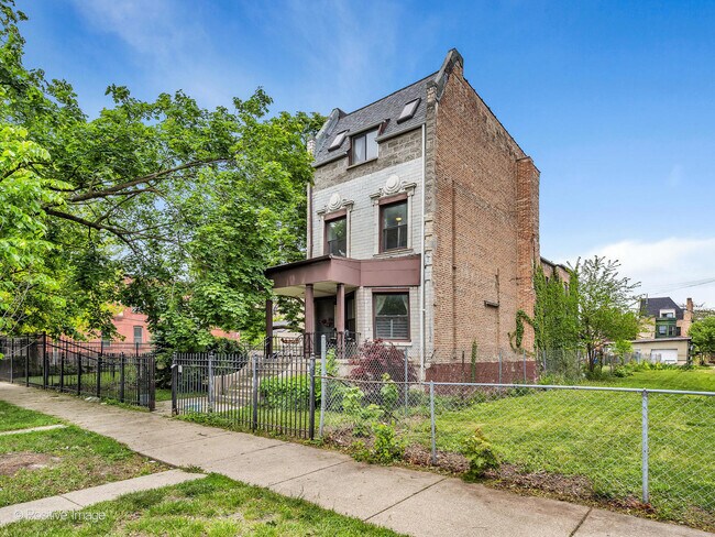 Foto del edificio - 3524 W Adams St