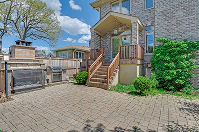 Building Photo - Spacious & Modern Townhouse in HIGHWOOD!