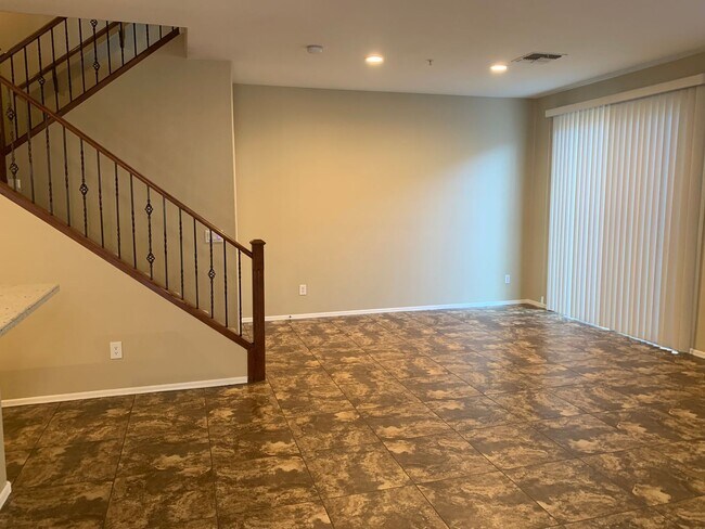 Foto del edificio - COMING SOON A gorgeous two story 3 bedroom 2.5 bath townhome