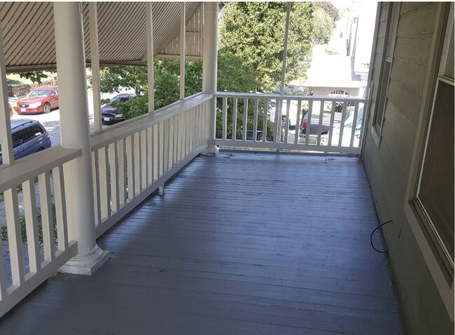 Building Photo - Upper NE Apartment Available