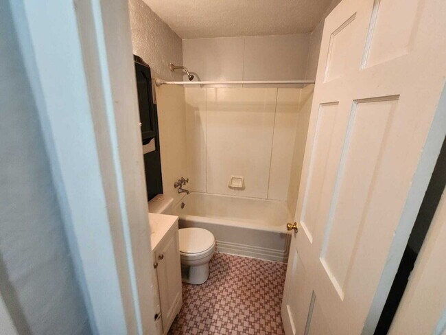 Foto del edificio - "Charming 2-Bedroom Home in Flordell Hills – Cozy Living with 996 Sq Ft of Comfort!"