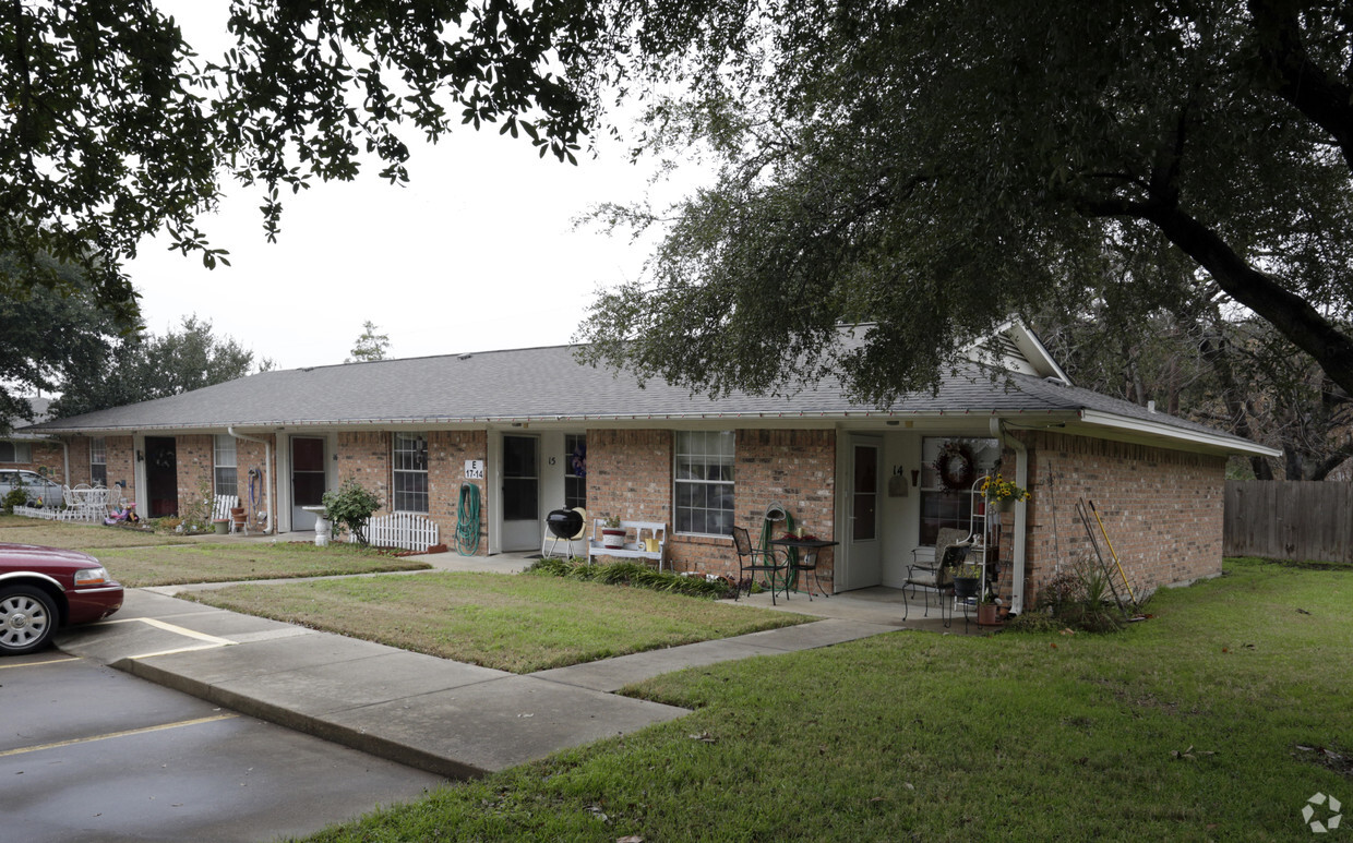 Primary Photo - Lakeridge Apartments