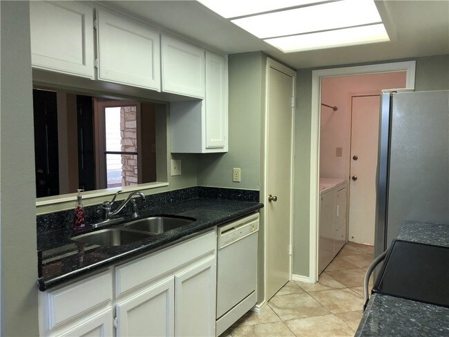 Foto del edificio - 512 Eberhart Ln