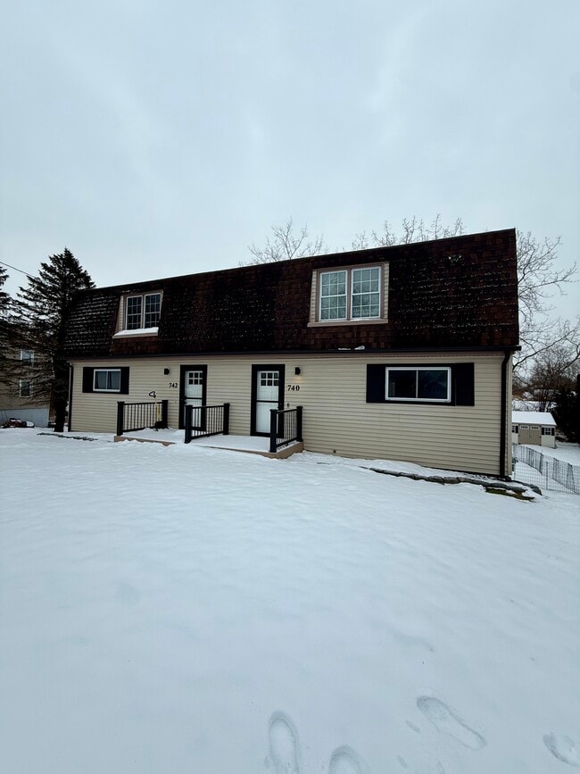 Building Photo - 740 Ridge Rd