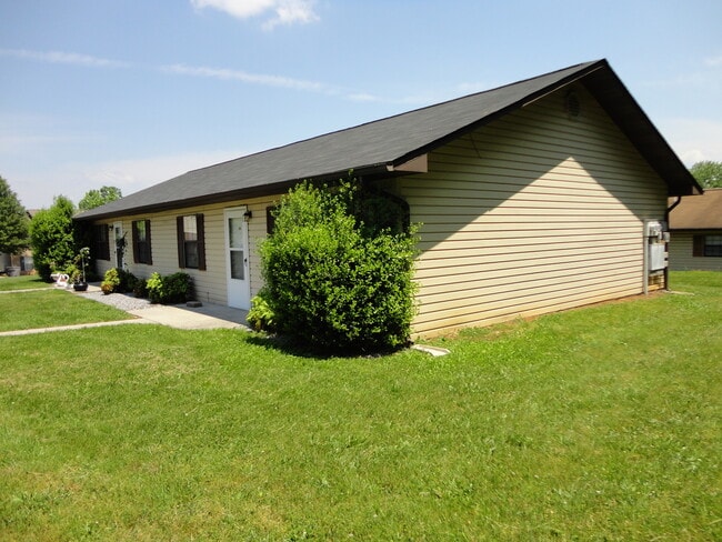 Building Photo - 2 Bedroom Duplex – Move-In Ready!