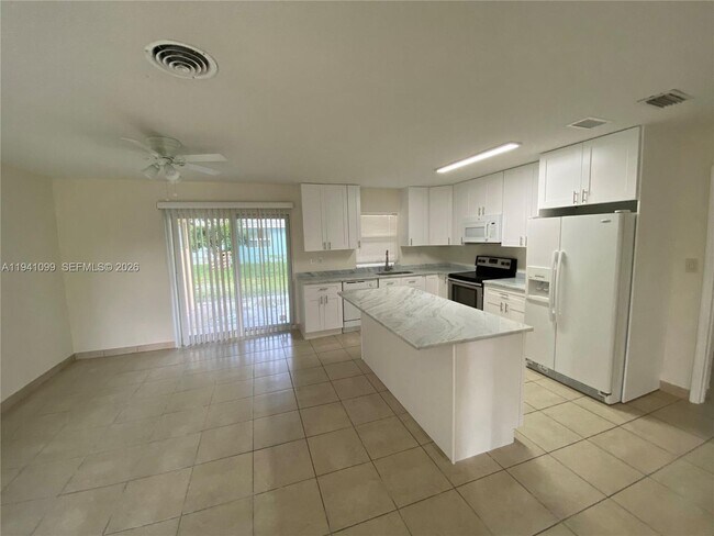 Foto del edificio - 851 SW 63rd Way