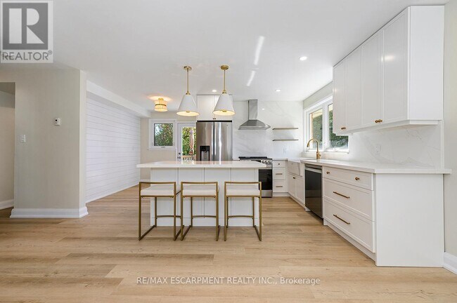 Building Photo - 207 Elmwood Crescent