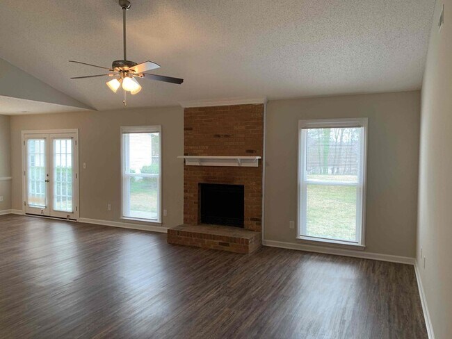 Building Photo - 8020 Glencannon Dr