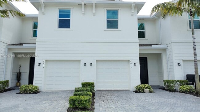 Building Photo - 4612 Hollister Ave