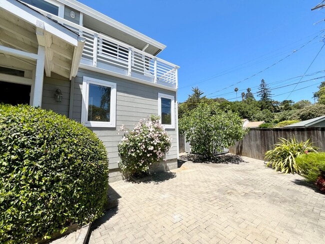 Building Photo - Mill Valley Home-3bd/2.5ba in Stellar Loca...