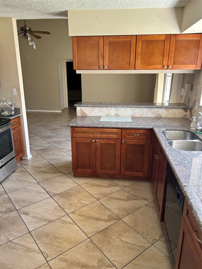 Foto del edificio - 23119 Tree Bright Ln