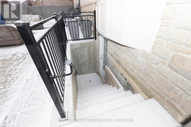 Building Photo - 132 Bloomsbury Ave