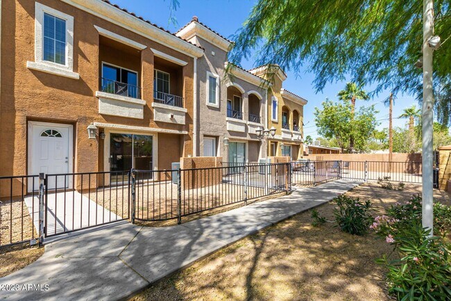 Foto del edificio - 2450 W Glenrosa Ave