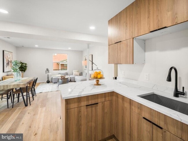 Foto del edificio - 8321 Raymond Ln