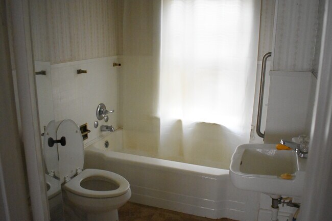 Building Photo - 511 King St